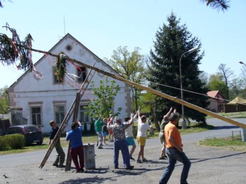 Pomalu a&nbsp;opatrně začínáme zvedat májku...