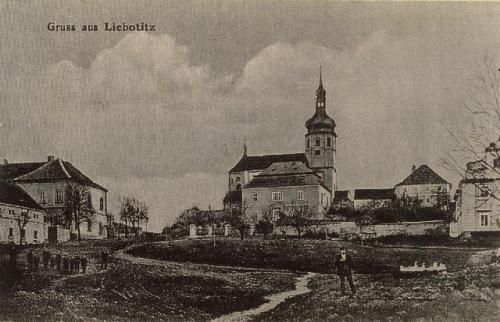 Dobová pohlednice z&nbsp;Libědic (vlevo zámek ze&nbsp;začátku 18.&nbsp;stol. a&nbsp;kostel sv.&nbsp;Víta ze&nbsp;14. stol.)